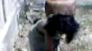 Drobná brunetka cicia obrovského vtáka - 2022-02-11 08:39:29